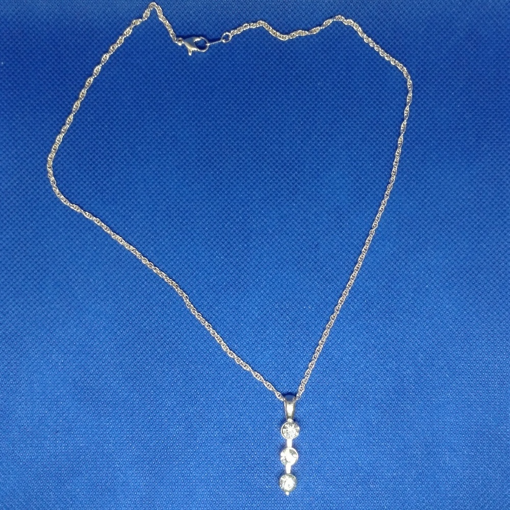 Rhinestone pendant necklace 3 stones silver tone - Picture 3 of 6